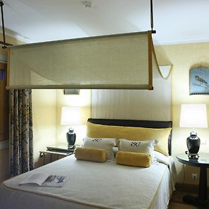 Petite Castelo Room